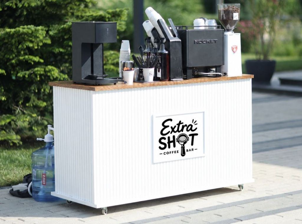 Corner de cafea ExtraShot, setup mobil alb cu logo, pregătit pentru eveniment