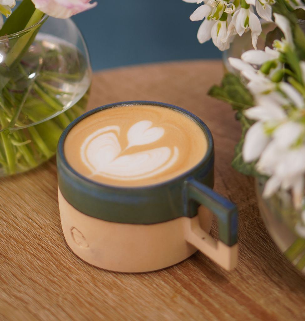 Latte art pregătit de un barista ExtraShot