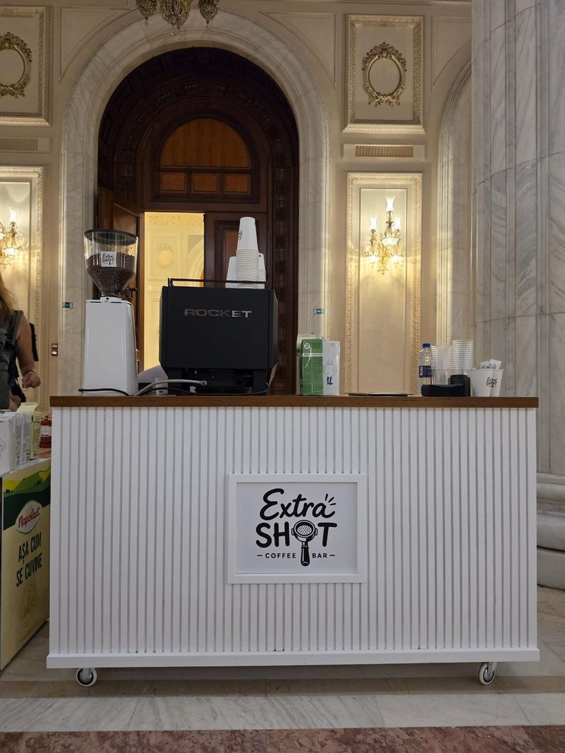 Detaliu bar de cafea ExtraShot montat într-o sală istorică